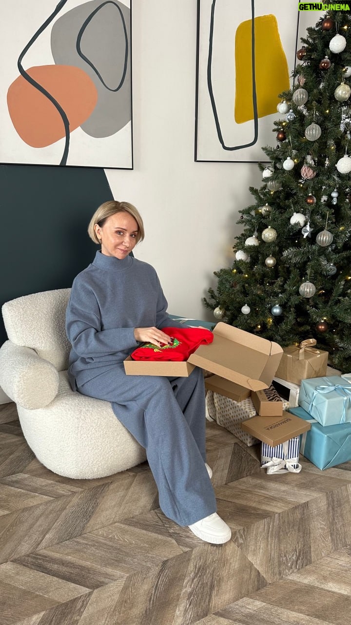 Margarita Rodina - 4.6K Likes - Все еще не решили, что подарить друзьям и семье? 🎄
Тогда мы идем к вам! Вернее, лучше вы к нам - за крутыми идеями, которые гарантируют новогоднее настроение вам и вашим близким.
Приходите за покупками и вдохновением в онлайн-магазин Barmariska.ru. Предусмотена бесплатная доставка и возможность платы долями 🫶🏻