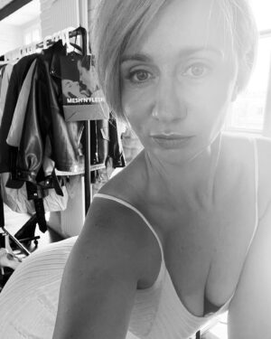 Margarita Rodina Instagram - Я недавно сидела с подругой в кафе и мимо нас прошла девушка и моя подруга ей вслед говорит - фу, слишком красивая телка, аж неприятно! Я смотрю - а там правда - такая красивая, что невозможно отвести взгляд, я прям залюбовалась. 
Почему мы так реагируем на чужую красоту, ведь женщины это так прекрасно! мне вообще нравится смотреть на женщин -  мы все невероятно красивы.

С короткими волосами, с длинными. С татуировками и загаром, с пирсингом, с ресницами, с губами, жестами, с поворотом головы, движением плечом. 
Как сильно красивы женщины в 20, красивы в 40, красивы в 60! С детьми и без, с мужчиной и без, с собачкой в сумке, с кошкой на аватарке.

Красивы танцующие на свадьбе у подруги, спорящие на кухне, смеющиеся в кафе, злящиеся на дождь и дебильный лак для волос. Флиртующие на свиданиях, плачущие над Серканом Болатом
Любящие, вспоминающие, циничные, удаляющие его фотки, кричащие - да больше никогда и снова влюбляющиеся! 

Бедные мужчины, как вы выдерживаете столько красоты? я понимаю почему некоторые религиозные фанатики при встрече с женщиной отворачиваются! потому что это слишком сильно, красиво, притягательно!

Женщины, вы прекрасны! В любом возрасте, в любом теле. Никогда этого не забываете!

Мужчины - вас я тоже люблю, но это совсем другой пост)

#женскийстендап 
#красотаспасетмир 
#женщины