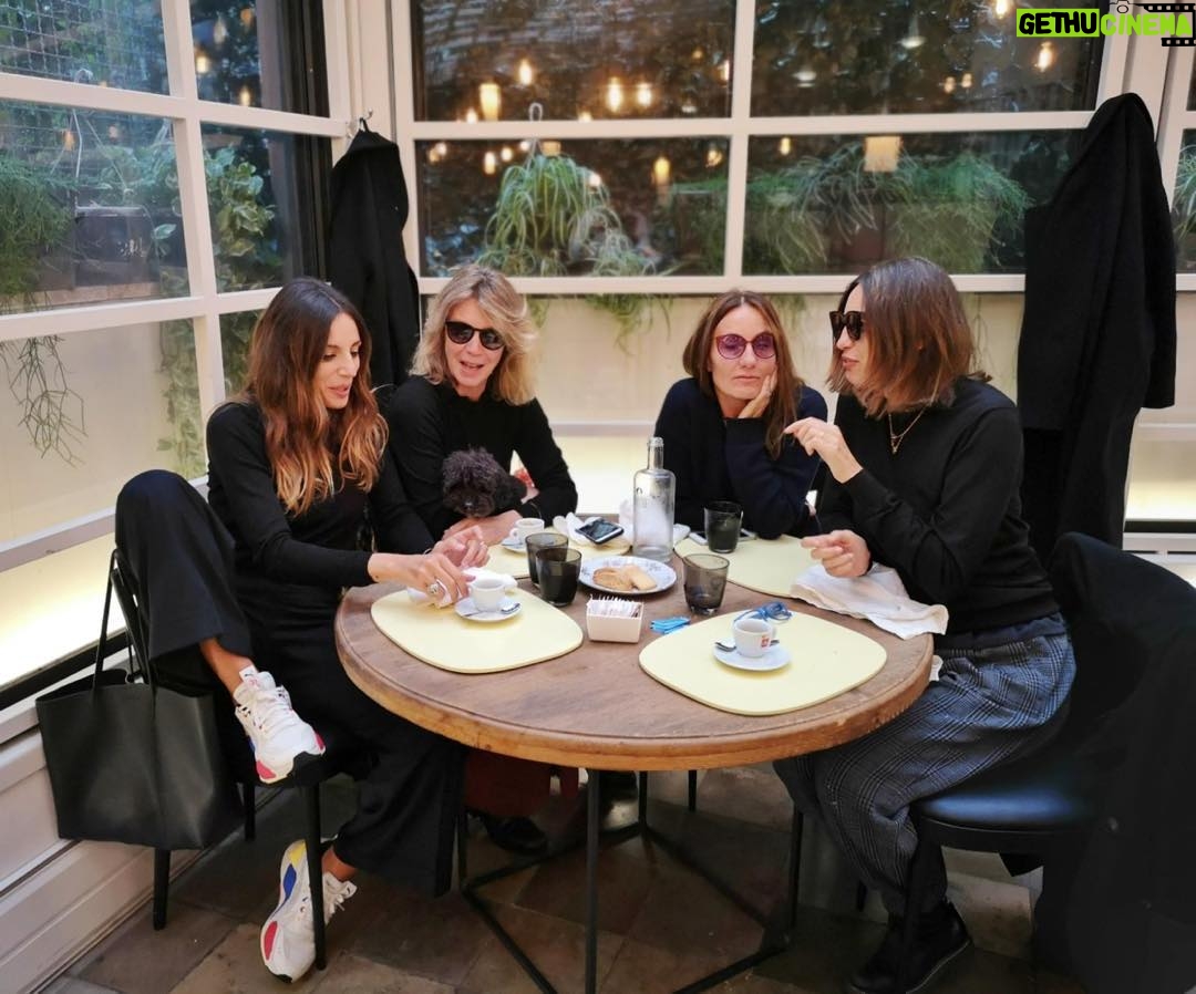 Margherita Buy - 1.9K Likes - Amiche fritte con pollo @stellagiannetti @luisa.carcavale #mariasoletognazzi #nikoromito #pollofritto #domenica