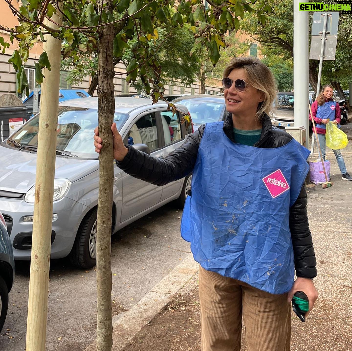 Margherita Buy - 4.5K Likes - Oggi giornata stupenda insieme a Retake abbiamo piantato il primo di 9 Alberi per riqualificare le nostre vie per dare ossigeno e Bellezza!! Per chi vuole partecipare ecco il link: https://bit.ly/margheritab
@retakeroma