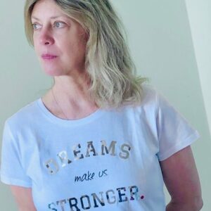 Margherita Buy Instagram - Rimanere #sognatori in questo periodo difficile è fondamentale specialmente per i piccoli pazienti ricoverati per gravi patologie e che sono costretti ad affrontare la malattia lontano dagli affetti, dalla quotidianità e in una condizione di isolamento ancora maggiore rispetto a prima. Dai voce ai sogni dei #bambini in #ospedale, indossa la T-Shirt “Dreams make us stronger” disegnata da @elisa____giordano con @Irreplaceableofficial per @fondazionetheodora
I profitti saranno interamente devoluti al progetto "Dottor Sogni 2.0: Theodora entra nella stanza, nonostante la distanza" ideato dalla Fondazione per consentire ai Dottor Sogni di stare comunque accanto ai bambini ricoverati via video e telefono. #dreamsmakeusstronger #irreplaceabletheodora #dreamteam #fondazionetheodora #dottorsogni #irreplaceable #irreplaceableeg #sognarelirendepiùforti