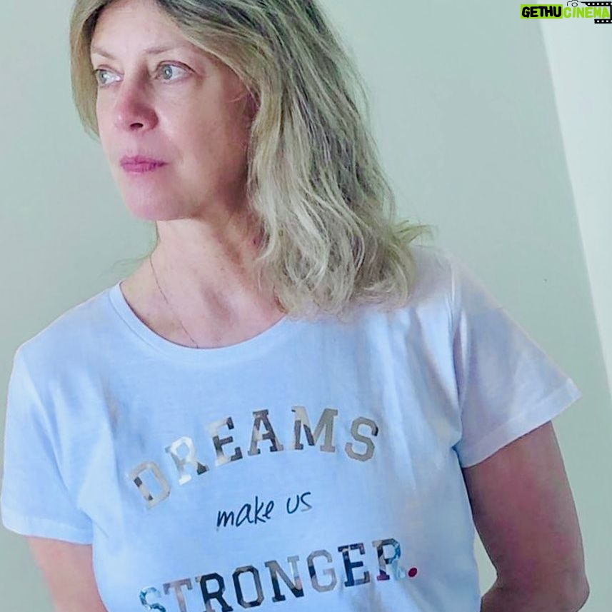Margherita Buy - 2.3K Likes - Rimanere #sognatori in questo periodo difficile è fondamentale specialmente per i piccoli pazienti ricoverati per gravi patologie e che sono costretti ad affrontare la malattia lontano dagli affetti, dalla quotidianità e in una condizione di isolamento ancora maggiore rispetto a prima. Dai voce ai sogni dei #bambini in #ospedale, indossa la T-Shirt “Dreams make us stronger” disegnata da @elisa____giordano con @Irreplaceableofficial per @fondazionetheodora
I profitti saranno interamente devoluti al progetto "Dottor Sogni 2.0: Theodora entra nella stanza, nonostante la distanza" ideato dalla Fondazione per consentire ai Dottor Sogni di stare comunque accanto ai bambini ricoverati via video e telefono. #dreamsmakeusstronger #irreplaceabletheodora #dreamteam #fondazionetheodora #dottorsogni #irreplaceable #irreplaceableeg #sognarelirendepiùforti