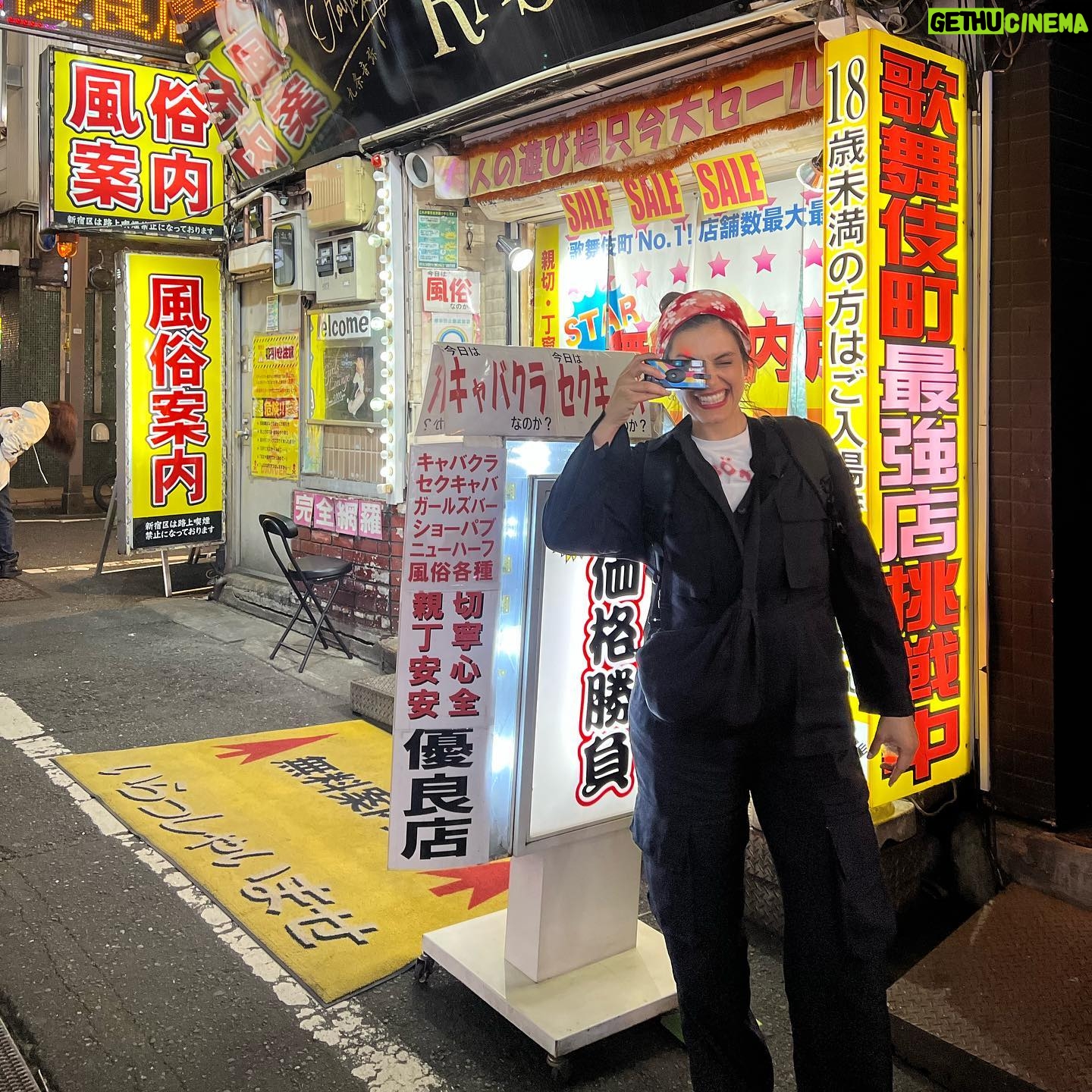 Margherita Vicario Instagram - Tokyo parte 1 🇯🇵🕊️ Grazie Gloria! Grazie Filmitalia, grazie Cinecittà, grazie Carla, Monique, Rossella, Nicola, Maria, Yukari, Atzco. Daniele, Andrea, Ginevra, Paolo, Fabio, Laura, Edoardo, Sofia, Elena, Chiara, Daniele, Giulia, Fulvio, Valentina…l’Ambasciatore, il Maestro Umebayashi. Francesco🍣 e tutti i giapponesi che sono venuti alle nostre proiezioni del Festival di Cinema Italiano a Tokyo, questa bellíssima città piena di strambezze, la torre delle cazzate, la pace dei templi, i puncake. Domani un bel Tokyo-Taranto. E poi orchestra! vai Gloria! piccoletta . @tempestafilm @rai_cinema