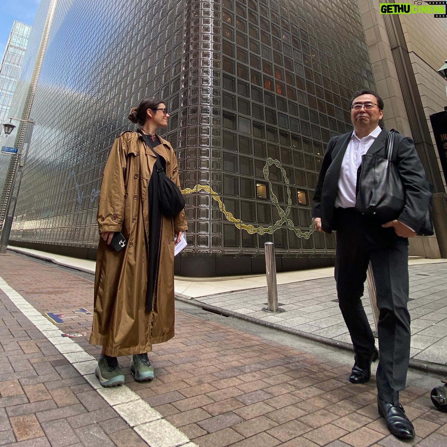 Margherita Vicario Instagram - Tokyo parte 1 🇯🇵🕊️ Grazie Gloria! Grazie Filmitalia, grazie Cinecittà, grazie Carla, Monique, Rossella, Nicola, Maria, Yukari, Atzco. Daniele, Andrea, Ginevra, Paolo, Fabio, Laura, Edoardo, Sofia, Elena, Chiara, Daniele, Giulia, Fulvio, Valentina…l’Ambasciatore, il Maestro Umebayashi. Francesco🍣 e tutti i giapponesi che sono venuti alle nostre proiezioni del Festival di Cinema Italiano a Tokyo, questa bellíssima città piena di strambezze, la torre delle cazzate, la pace dei templi, i puncake. Domani un bel Tokyo-Taranto. E poi orchestra! vai Gloria! piccoletta . @tempestafilm @rai_cinema