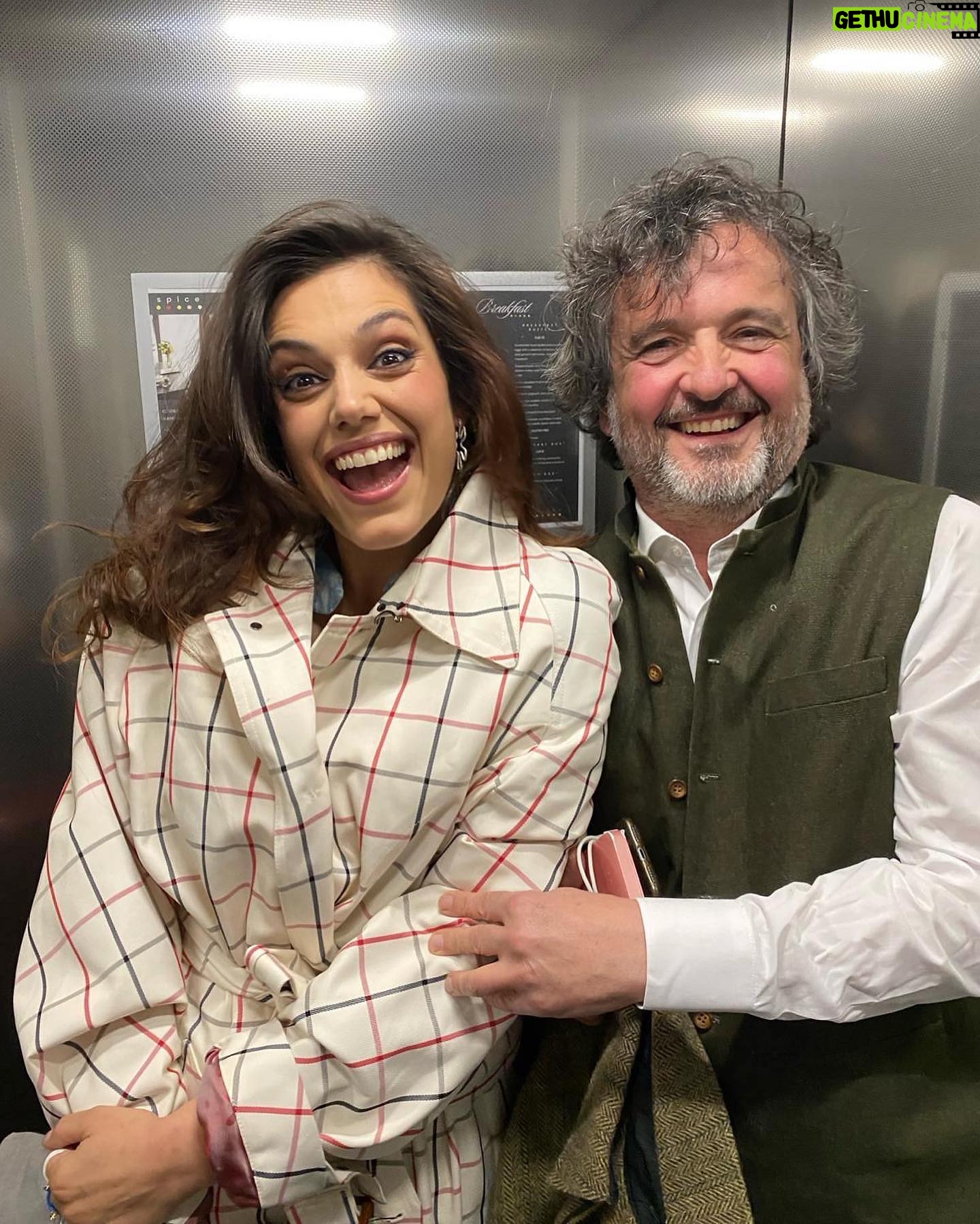 Margherita Vicario Instagram - Mi fanno male gli zigomi da quanto ho sorriso ieri sera all’anteprima milanese di “Gloria!”. GRAZIE INFINITE a tutti gli amici musicisti e non che sono venuti a scoprire il film. 🕊️❤️ Grazie a @galateabellugi ed @elio_eelst elegantissimo attore cinematografico! A @_______dade 🕳️ A @01distribution @rai_cinema @tempestafilm @japoco_b @metatronmgmt @pietrocamonchia @camilla_monge @islandrecords_it @lindanegrini @goigest girlz @t3kneagency @spaziocinema A @simonesifufurlan per la cura, a @viviennewestwood che un total look più Gloria! di così non si poteva))) A @beabongiasca 💍 A @grant_hairdresser per avermi pettinato A @raffaeleschioppomakeup 💥 e a tutte le persone che stanno lavorando all’uscita di questa creatura. DALL’11 APRILE AL CINEMA, “GLORIA!” sulle sue gambe. A chi l’ha già visto, grazie per le parole e gli sguardi❤️ 📸 @clara.parmigiani