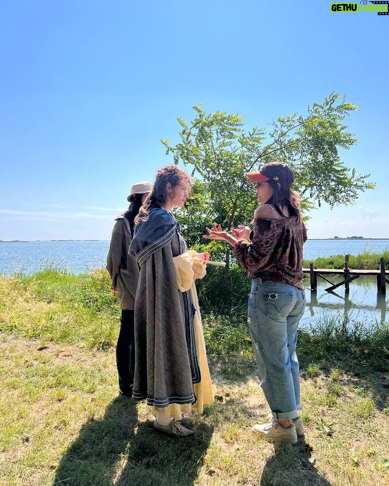 Margherita Vicario Instagram - Comโero sul set Vs come sono veramente ๐โค๏ธโ๐ฅ (o Del Fascino del Set) GLORIA! รจ ancora al cinema. ๐๏ธ๐๏ธ๐๏ธ . @01distribution @tempestafilm @rai_cinema