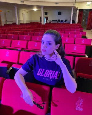 Margherita Vicario Instagram - GLORIA! tour in band inizia stasera a Cagliari e continua tutta l’estate fino a settembre, alternata a delle date con l’orchestra @lacorelli. Spero di vedervi in ogni dove. Canterò a gran voce. 🕊️🍉

Vi presento la band e la squadra che ho la fortuna di avere accanto: 
ai cori/ pianoforte e tutto l’amore che ho @micoltouadi_ alla batteria @davide_sollazzi al basso @pvrvpluie__ alle tastiere @nontranqua alle chitarreee @mi.ke.ma - ai suoni @edo.flac sul palco con noi @fajoenslow alla direzione generale @anastasiodada alla direzione musicale @giovannipallotti, @massimo_colagiovanni styled by @simonesifufurlan 
Grazie @vivoconcerti @andrearitrovato @francesco_vurro @carlopellegrino__ @metatronmgmt @martinocer martinocer @frappys e @nancy_merchandise a dischi e magliette nuove.