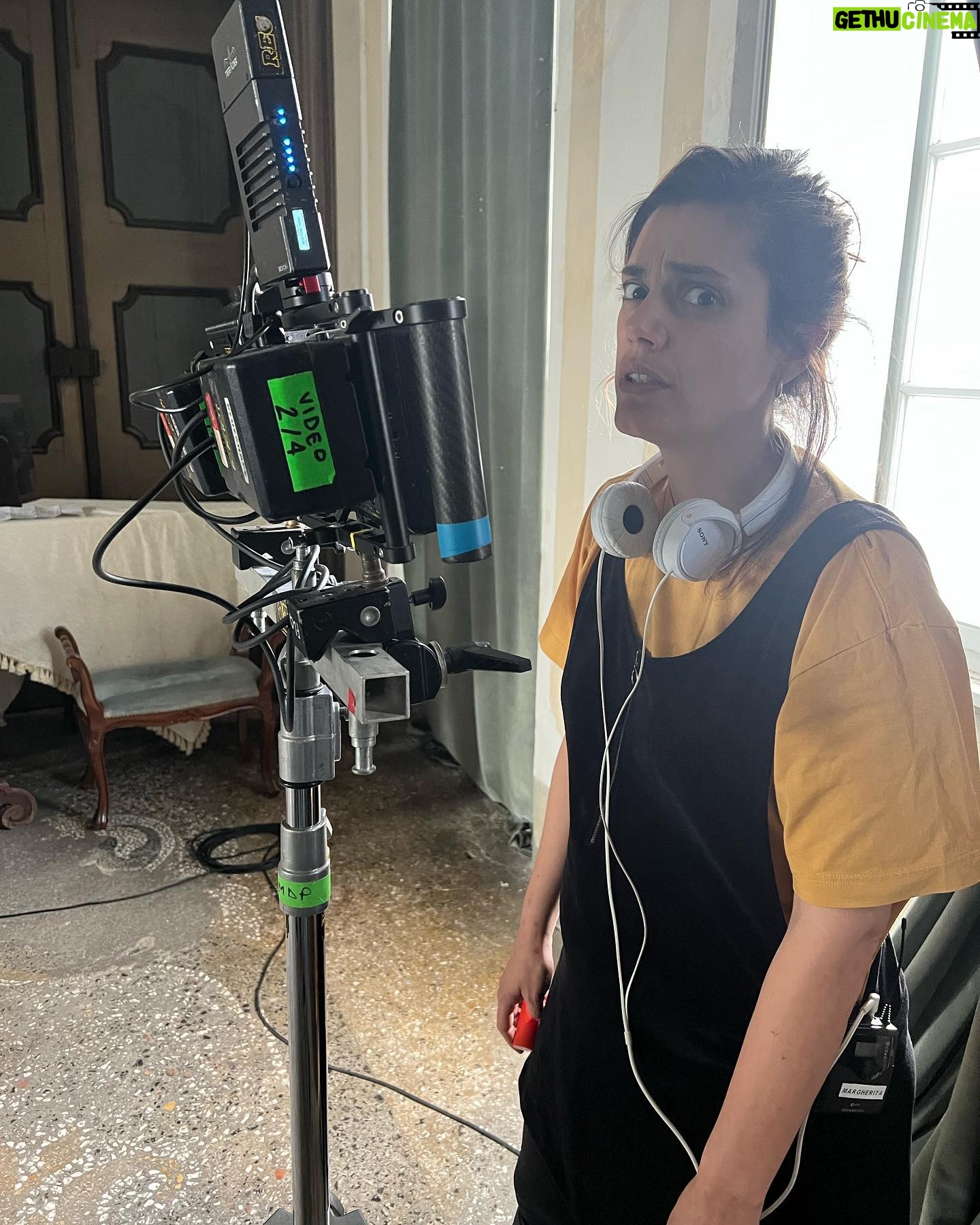 Margherita Vicario Instagram - Comโero sul set Vs come sono veramente ๐โค๏ธโ๐ฅ (o Del Fascino del Set) GLORIA! รจ ancora al cinema. ๐๏ธ๐๏ธ๐๏ธ . @01distribution @tempestafilm @rai_cinema