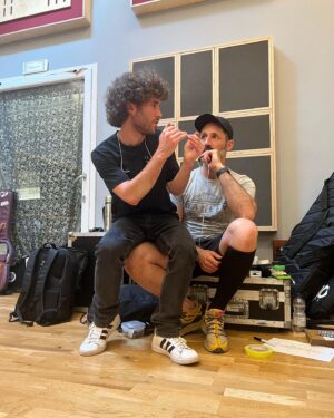 Margherita Vicario Instagram - GLORIA! tour in band inizia stasera a Cagliari e continua tutta l’estate fino a settembre, alternata a delle date con l’orchestra @lacorelli. Spero di vedervi in ogni dove. Canterò a gran voce. 🕊️🍉

Vi presento la band e la squadra che ho la fortuna di avere accanto: 
ai cori/ pianoforte e tutto l’amore che ho @micoltouadi_ alla batteria @davide_sollazzi al basso @pvrvpluie__ alle tastiere @nontranqua alle chitarreee @mi.ke.ma - ai suoni @edo.flac sul palco con noi @fajoenslow alla direzione generale @anastasiodada alla direzione musicale @giovannipallotti, @massimo_colagiovanni styled by @simonesifufurlan 
Grazie @vivoconcerti @andrearitrovato @francesco_vurro @carlopellegrino__ @metatronmgmt @martinocer martinocer @frappys e @nancy_merchandise a dischi e magliette nuove.