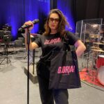 Margherita Vicario Instagram – GLORIA! tour in band inizia stasera a Cagliari e continua tutta l’estate fino a settembre, alternata a delle date con l’orchestra @lacorelli. Spero di vedervi in ogni dove. Canterò a gran voce. 🕊️🍉

Vi presento la band e la squadra che ho la fortuna di avere accanto: 
ai cori/ pianoforte e tutto l’amore che ho @micoltouadi_ alla batteria @davide_sollazzi al basso @pvrvpluie__ alle tastiere @nontranqua alle chitarreee @mi.ke.ma – ai suoni @edo.flac sul palco con noi @fajoenslow alla direzione generale @anastasiodada alla direzione musicale @giovannipallotti, @massimo_colagiovanni styled by @simonesifufurlan 
Grazie @vivoconcerti @andrearitrovato @francesco_vurro @carlopellegrino__ @metatronmgmt @martinocer martinocer @frappys e @nancy_merchandise a dischi e magliette nuove.