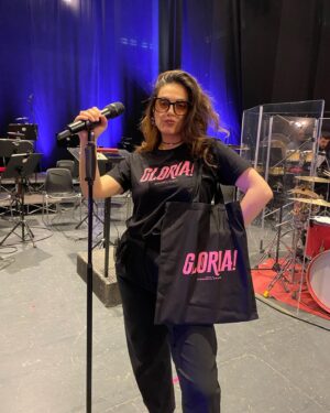 Margherita Vicario Instagram - GLORIA! tour in band inizia stasera a Cagliari e continua tutta l’estate fino a settembre, alternata a delle date con l’orchestra @lacorelli. Spero di vedervi in ogni dove. Canterò a gran voce. 🕊️🍉

Vi presento la band e la squadra che ho la fortuna di avere accanto: 
ai cori/ pianoforte e tutto l’amore che ho @micoltouadi_ alla batteria @davide_sollazzi al basso @pvrvpluie__ alle tastiere @nontranqua alle chitarreee @mi.ke.ma - ai suoni @edo.flac sul palco con noi @fajoenslow alla direzione generale @anastasiodada alla direzione musicale @giovannipallotti, @massimo_colagiovanni styled by @simonesifufurlan 
Grazie @vivoconcerti @andrearitrovato @francesco_vurro @carlopellegrino__ @metatronmgmt @martinocer martinocer @frappys e @nancy_merchandise a dischi e magliette nuove.