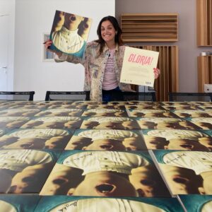 Margherita Vicario Instagram - La gioia di stringere tra le mani il vinile della mia prima colonna sonora. Genitore 2 @_______dade: le bimbe stanno bene, tra poco le impacchettiamo e se ne vanno in giro per il mondo. 
IN ESCLUSIVA qualche centinaio di vinili autografati sullo shop islandrecord_it ❤️🌴prenotateli, arriveranno tra pochissimo. Link in bio.
Grazie @lindanegrini @mvperin @camilla_monge @metatronpublishing 
.
mix and master and more by @widerstudiomusic @tempestafilm ✨
GLORIA! THE ORIGINAL SOUNDTRACK