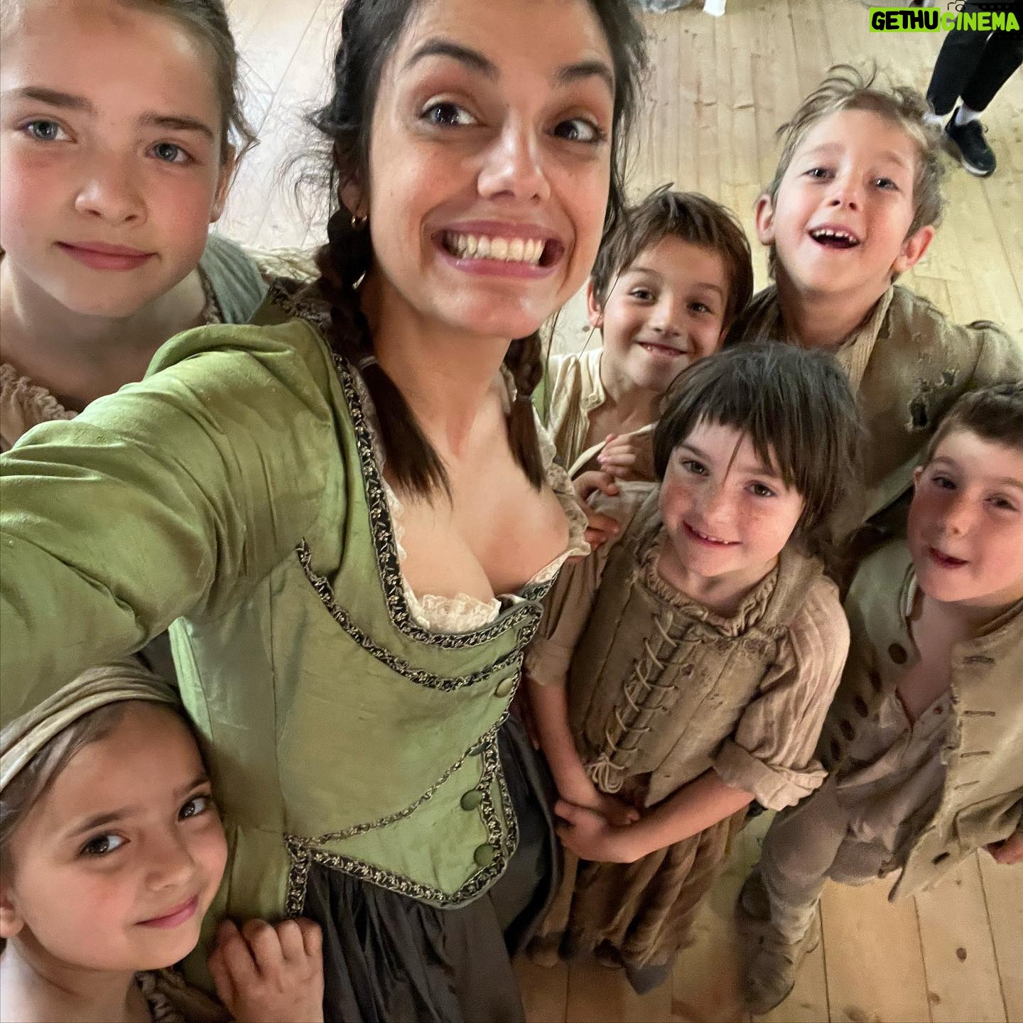 Margherita Vicario Instagram - Vi volevo ringraziare per aver sostenuto il film con così tanto amore in questi giorni, per essere andati al cinema, esservi fermati a chiedere curiosità, a dirmi la vostra. Questo tour nelle sale è stato bellissimo. Oggi Firenze, Arezzo, domani Napoli. Davvero continuate ad andarci, perché è come se fossi anche io li con voi. ❤️ È come un enorme concerto, una sinfonia. E poi ci rivediamo, e poi mi dite ❤️ grazie GLORIA! #soloalcinema Foto (quelle bellissime) di @francinelamura @01distribution @tempestafilm @rai_cinema @japoco_b @metatronmgmt @goigest