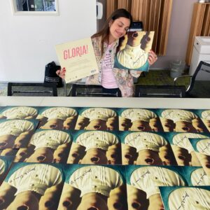 Margherita Vicario Instagram - La gioia di stringere tra le mani il vinile della mia prima colonna sonora. Genitore 2 @_______dade: le bimbe stanno bene, tra poco le impacchettiamo e se ne vanno in giro per il mondo. 
IN ESCLUSIVA qualche centinaio di vinili autografati sullo shop islandrecord_it ❤️🌴prenotateli, arriveranno tra pochissimo. Link in bio.
Grazie @lindanegrini @mvperin @camilla_monge @metatronpublishing 
.
mix and master and more by @widerstudiomusic @tempestafilm ✨
GLORIA! THE ORIGINAL SOUNDTRACK