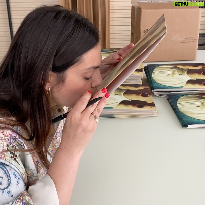 Margherita Vicario - 3 Likes - La gioia di stringere tra le mani il vinile della mia prima colonna sonora. Genitore 2 @_______dade: le bimbe stanno bene, tra poco le impacchettiamo e se ne vanno in giro per il mondo.
IN ESCLUSIVA qualche centinaio di vinili autografati sullo shop islandrecord_it ❤️🌴prenotateli, arriveranno tra pochissimo. Link in bio.
Grazie @lindanegrini @mvperin @camilla_monge @metatronpublishing
.
mix and master and more by @widerstudiomusic @tempestafilm ✨
GLORIA! THE ORIGINAL SOUNDTRACK