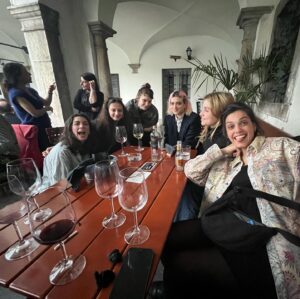 Margherita Vicario Instagram - Abbiamo vinto il GRAND JURY PRIZE del SEATTLE INTERNATIONAL FILM FESTIVAL @siffnews 🇱🇷🇱🇷✨✨✨🥂🥂 pensa te! Cinque orfanelle delinquenti mezze venete nel Pacific Northwest!
.
@tempestafilm @rai_cinema @tell.film 
@carlottagamba_ @veronica___l @mariavittoria.dallasta @sara_mafodda_ @galateabellugi @gianlucaroccopalma @chris.mrsgl @uncantobrasileiro @_______dade @elio_eelst @paolo_rossi_ufficiale @vincenzo.crea @jasminamattei @anitakravos