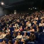 Margherita Vicario Instagram - La prima settimana di vita di Gloria! in sala é stata pazzesca. Questo film va visto al cinema e va visto insieme alle vostre amiche e amici, sorelle e fratelli, nonni e nipoti. Vederlo a casa non sará la stessa cosa…NON LO SENTITE L’ODORE DI POPCORN? Grazie a tutti quelli che sono venuti a sentire/vedere GLORIA! ❤️🙏🏼🙏🏼🙏🏼🕊️ Grazie a tutti i cinema e gli esercenti che ci hanno ospitato! Stasera Brescia, domani Firenze e Arezzo, domenica Napoli. E poi fatelo andare sulle sue gambe. Grazie alle attrici e agli attori che mi hanno accompagnato, ai moderatori ❤️ due tra tutti @ilcarza e @carlo_il_giuliano e a @japoco_b capotreno❤️ @carlottagamba_ @galateabellugi @paolo_rossi_ufficiale @sara_mafodda_ @veronica___l @mariavittoria.dallasta @vincenzo.crea @elio_eelst @_______dade @01distribution @tempestafilm