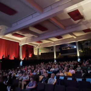 Margherita Vicario Instagram - Le proiezioni di Gloria! al @siffnews 🇱🇷SEATTLE INTERNATIONAL FILM FESTIVALsono state bellissime. Viaggio di lavoro, ma turista presso me stessa. Audience fomentatissimo e sincerely moved. They LLLLOVE the anachronism. 
Grazie @angelace per l’accoglienza e tutti i 7.740 volontari.

qui molti film, molti granchi  e parecchi Nirvana, più un’ altra serie di cose particolari…Buonanotte✨✨✨

@tempestafilm @rai_cinema @tell.film @01distribution