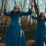 Margherita Vicario Instagram - FUORI IL VIDEOCLIP Di “ARIA!” canzone che anticipa l’uscita della colonna sonora di “GLORIA!” Al cinema dall’11 aprile. Mischiare, contaminare, fondersi e ballare, sono le parole d’ordine. Grazie a tutte le persone che ci hanno lavorato qui di seguito: regia Francesco Coppola @procido ❤️ Produzione esecutiva @amartiafilm Coreografie di @dexdavi Con @camillabenzi @_flaminia.fabi_ @fkntogni @alessandrazonno Organizzatori generali Nicola Maiello e Camilla Gazzola Dop @filippomarzatico Montatori @chris.mrsgl e @nemiobi Costumista @whokilledclaudiapalmer Truccatrice @aliceandthemonster Parrucchiere @mauro.verderosa Operatore Steadycam @michelangelomaraviglia Assistente operatore Niccolò Vitagliano Aiuto operatore/Data manager @eva.castellucci Assistente costumi Giulia Venier Color Filippo Marzatico grazie a Marta Iacoponi, Mary Montalto, Rinaldo, Claudio, Franco, @tempestafilm @nicomaggis , Manuela Melissano, @la_jonny_8 @albertavicario e tutti gli attori e le attrici del film!