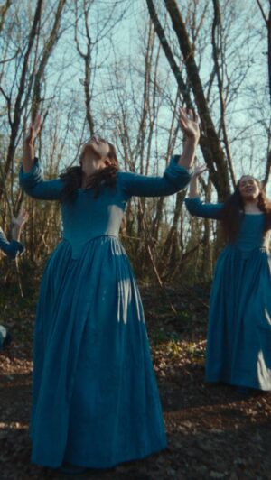 Margherita Vicario Instagram - FUORI IL VIDEOCLIP Di “ARIA!” canzone che anticipa l’uscita della colonna sonora di “GLORIA!” Al cinema dall’11 aprile. Mischiare, contaminare, fondersi e ballare, sono le parole d’ordine. Grazie a tutte le persone che ci hanno lavorato qui di seguito: 
regia
Francesco Coppola @procido ❤️
Produzione esecutiva @amartiafilm 
Coreografie di 
@dexdavi 
Con 
@camillabenzi 
@_flaminia.fabi_ 
@fkntogni 
@alessandrazonno 
Organizzatori generali Nicola Maiello e Camilla Gazzola
Dop @filippomarzatico 
Montatori @chris.mrsgl e @nemiobi 
Costumista @whokilledclaudiapalmer 
Truccatrice @aliceandthemonster 
Parrucchiere @mauro.verderosa 
Operatore Steadycam @michelangelomaraviglia 
Assistente operatore Niccolò Vitagliano
Aiuto operatore/Data manager @eva.castellucci 
Assistente costumi Giulia Venier
Color Filippo Marzatico

grazie a 
Marta Iacoponi, Mary Montalto, Rinaldo, Claudio, Franco, @tempestafilm @nicomaggis , Manuela Melissano, @la_jonny_8 @albertavicario e tutti gli attori e le attrici del film!