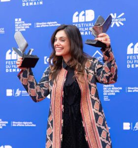 Margherita Vicario Instagram - Grazie @festivaldufilmdedemain 🇫🇷 e @louisjulienpetit per questi due premi (❤️ de la meilleure musique avec @_______dade - @widerstudiomusic et ❤️de la meilleure mise en scéne). Grazie @nour_films per avermi accompagnata in questo giro di anteprime in lungo e in largo per la Francia. Ci manca ancora la prossima settimana. Domani sarà finalmente disponibile il vinile di Gloria! E domani ci vediamo anche allo @sherwood_festival, inauguriamo l’inizio di questa edizione, ne sono contenta eprche é un festival che amo (basta 1 euro). Continuano a succedere tragedie, vicine e lontane, mondiali e private, di fronte alle quali mi sento sempre più impotente e minuscola ma posso solo scrivere, cantare, amare sempre di piú, ma soprattutto andare a votare @fermiamolicolvoto.it Poi torno in Francia: sarò a Parigi 11-12-13 giugno a presentare Gloria! Info francesi su @nour_films Il 18 giugno canterò con l’orchestra @lacorelli al @ravennafestival , per chi é li intorno: dovete venire é un concerto in cui si gode dall’inizio alla fine. Lo so, sono tante cose tutte insieme. É tardi. Mettete i cuoricini, venite ai concerti, comprate i vinili, andate al cinema, leggete , fate l’amore, fate come volete, andate a votare. Vi voglio bene Ciao mamma ti amo A domani Abaue’