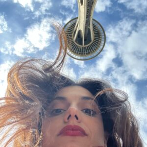 Margherita Vicario Instagram - Le proiezioni di Gloria! al @siffnews 🇱🇷SEATTLE INTERNATIONAL FILM FESTIVALsono state bellissime. Viaggio di lavoro, ma turista presso me stessa. Audience fomentatissimo e sincerely moved. They LLLLOVE the anachronism. 
Grazie @angelace per l’accoglienza e tutti i 7.740 volontari.

qui molti film, molti granchi  e parecchi Nirvana, più un’ altra serie di cose particolari…Buonanotte✨✨✨

@tempestafilm @rai_cinema @tell.film @01distribution