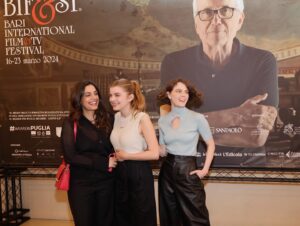 Margherita Vicario Instagram - “GLORIA!” é stato il film di chiusura del @bifest! 
Grazie per queste 36 ore insieme a queste due meraviglie. @carlottagamba_ e @galateabellugi mi mancava avervi vicino, e ieri il pubblico di Bari ha amato le vostre LUCIA E TERESA. E io non vedo l’ora di rivedervi per ciacolare, ascoltarvi e girarvi intorno.

Grazie di tutto  @01distribution @rai_cinema e dulcis in fundo a @japoco_b e @tempestafilm ❤️

A @marni, @scarosso, @beabongiasca e @simonesifufurlan per la carinezza in ogni dove.

“GLORIA!” dall’ 11 aprile al cinema.
Baci
M.

Foto di @rocco_giurato