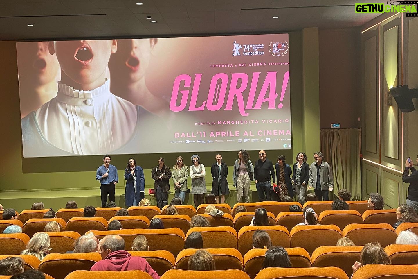 Margherita Vicario Instagram - Grazie per questo primo weekend di GLORIA! Sono davvero travolta da una bella sensazione. Qui di seguito i saluti in sala e incontri da oggi in poi per tutta la settimana. Un modo per raccontarvi un po’ com’è nata questa idea e il mondo che c’è dietro a questo film. Ci vediamo in giro! A fine settimana sarò sfranta come nell’ultima foto! Lunedì 15 aprile | Padova, Treviso Cinema Edera - Treviso Ore 19.15 Q&A al termine della proiezione delle 17.30 Cinema Porto Astra - Padova Ore 22.15 Q&A al termine della proiezione delle 20.30 Ore 22.45 Q&A al termine della proiezione delle 21.00 ___________________________________ Martedì 16 aprile | Pordenone, Udine Cinema Visionario - Udine Ore 19.00 Saluto ad inizio e Q&A al termine (20:45) Cinema Cinemazero - Pordenone Ore 22:45 Q&A al termine della proiezione delle 21.00 ___________________________________ Giovedì 18 aprile | Torino Presenti: Margherita Vicario e @_______dade Cinema Ambrosio - Torino Ore 20.30 Saluto a inizio e Q&A al termine della proiezione ___________________________________ Venerdì 19 aprile | Brescia Cinema Moretto - Brescia Ore 21:30 Saluto a inizio e Q&A al termine della proiezione ___________________________________ Sabato 20 aprile | Firenze, Arezzo Cinema Adriano - Firenze Ore 19.30 Q&A al termine della proiezione delle 17.45 Cinema Fiamma - Firenze Ore 20.30 Saluto a inizio Cinema Eden - Arezzo Ore 22.45 Q&A al termine della proiezione delle 21.00 ___________________________________ Domenica 21 aprile | Napoli Cinema Multicinema Modernissimo - Napoli Ore 19.15 Saluto a inizio e Q&A al termine P.s. Il 19 aprile alle 18’30 prima di andare a Brescia, In piazza a Liberty a Milano dialogherò con @nur__ e @marinapierri per @lifegate P.p.s. Abbiamo già fatto Bologna, Cesena, Parma, Milano, Roma, grazie a tutti i cinema che ci hanno accolto, ai moderatori @ilcarza, Benedetta Bragadin e altri a voi che siete venuti🪷❤️ @01distribution @tempestafilm @japoco_b @rai_cinema.