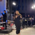 Margherita Vicario Instagram - É successa una cosa strana: il film Gloria! é uscito dallo schermo e s’é materializzato nella vita vera: abbiamo fatto un concerto in Chiesa a Molfetta, metà pubblico un po’ basito, l’altra metà trascinato dal rito. É stato divertente. Alla fine hanno rimbombato le mura ed erano tutti contenti. Ho pensato diverse volte durante queste prime tre date del tour, in questo eccesso di vitalità, che se fossi nata 4/5 secoli fa, m’avrebbero tranquillamente bruciato su un bel rogo! Chissà, magari non avrei avuto il coraggio di essere una vera strega…con la mia piantina nel vaso, lo sguardo di sguincio etcetc…Comunque ho suonato con la meravigliosa @orchestra_magna_grecia che mi ha fatto piangere 8/9 volte, come quando ho sentito per la prima volta Castagne con gli arrangiamenti di @giovannipallotti e del Maestro @patti_carmelo ❤️ Grazie a @vivoconcerti @metatronmgmt onnipresente @camilla_monge, ai miei musicisti e la mia squadra tecnica che ogni volta che li vedo sono felice di stare tra le loro mani. Ah! un grazie speciale alla ragazza che mi ha portato il CIOÉ. Dopo la Messa, ci stava. Le 3500 lire spese meglio della vita. Ci vediamo in tour❤️ PROSSIMA DATA 30 MAGGIO @ateneika_official CAGLIARI CON. BAND!!!