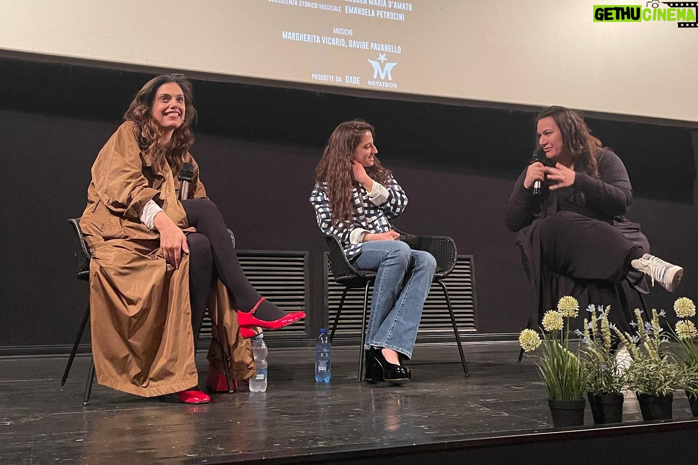 Margherita Vicario Instagram - Grazie per questo primo weekend di GLORIA! Sono davvero travolta da una bella sensazione. Qui di seguito i saluti in sala e incontri da oggi in poi per tutta la settimana. Un modo per raccontarvi un po’ com’è nata questa idea e il mondo che c’è dietro a questo film. Ci vediamo in giro! A fine settimana sarò sfranta come nell’ultima foto! Lunedì 15 aprile | Padova, Treviso Cinema Edera - Treviso Ore 19.15 Q&A al termine della proiezione delle 17.30 Cinema Porto Astra - Padova Ore 22.15 Q&A al termine della proiezione delle 20.30 Ore 22.45 Q&A al termine della proiezione delle 21.00 ___________________________________ Martedì 16 aprile | Pordenone, Udine Cinema Visionario - Udine Ore 19.00 Saluto ad inizio e Q&A al termine (20:45) Cinema Cinemazero - Pordenone Ore 22:45 Q&A al termine della proiezione delle 21.00 ___________________________________ Giovedì 18 aprile | Torino Presenti: Margherita Vicario e @_______dade Cinema Ambrosio - Torino Ore 20.30 Saluto a inizio e Q&A al termine della proiezione ___________________________________ Venerdì 19 aprile | Brescia Cinema Moretto - Brescia Ore 21:30 Saluto a inizio e Q&A al termine della proiezione ___________________________________ Sabato 20 aprile | Firenze, Arezzo Cinema Adriano - Firenze Ore 19.30 Q&A al termine della proiezione delle 17.45 Cinema Fiamma - Firenze Ore 20.30 Saluto a inizio Cinema Eden - Arezzo Ore 22.45 Q&A al termine della proiezione delle 21.00 ___________________________________ Domenica 21 aprile | Napoli Cinema Multicinema Modernissimo - Napoli Ore 19.15 Saluto a inizio e Q&A al termine P.s. Il 19 aprile alle 18’30 prima di andare a Brescia, In piazza a Liberty a Milano dialogherò con @nur__ e @marinapierri per @lifegate P.p.s. Abbiamo già fatto Bologna, Cesena, Parma, Milano, Roma, grazie a tutti i cinema che ci hanno accolto, ai moderatori @ilcarza, Benedetta Bragadin e altri a voi che siete venuti🪷❤️ @01distribution @tempestafilm @japoco_b @rai_cinema.
