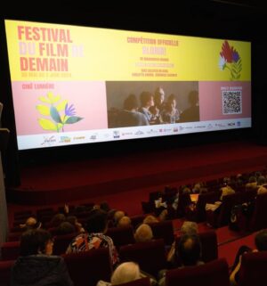 Margherita Vicario Instagram - Grazie @festivaldufilmdedemain 🇫🇷 e @louisjulienpetit per questi due premi (❤️ de la meilleure musique avec @_______dade - @widerstudiomusic et ❤️de la meilleure mise en scéne). Grazie @nour_films per avermi accompagnata in questo giro di anteprime in lungo e in largo per la Francia. 
Ci manca ancora la prossima settimana.
Domani sarà finalmente disponibile  il vinile di Gloria! 
E domani ci vediamo anche allo @sherwood_festival, inauguriamo l’inizio di questa edizione, ne sono contenta eprche é  un festival che amo (basta 1 euro). 
Continuano a succedere tragedie, vicine e lontane, mondiali e private, di fronte alle quali mi sento sempre più impotente e minuscola ma posso solo scrivere, cantare, amare sempre di piú, ma soprattutto andare a votare @fermiamolicolvoto.it 
Poi torno in Francia: sarò a Parigi 11-12-13 giugno a presentare Gloria! Info francesi su @nour_films 
Il 18 giugno canterò con l’orchestra @lacorelli al @ravennafestival , per chi é li intorno: dovete venire é un concerto in cui si gode dall’inizio alla fine. 
Lo so, sono tante cose tutte insieme. É tardi. Mettete i cuoricini, venite ai concerti, comprate i vinili, andate al cinema, leggete , fate l’amore, fate come volete, andate a votare. 
Vi voglio bene 
Ciao mamma ti amo
A domani
Abaue’