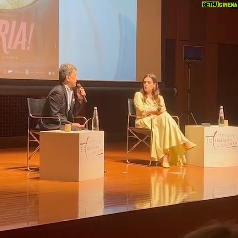 Margherita Vicario Instagram - Tokyo parte 1 🇯🇵🕊️ Grazie Gloria! Grazie Filmitalia, grazie Cinecittà, grazie Carla, Monique, Rossella, Nicola, Maria, Yukari, Atzco. Daniele, Andrea, Ginevra, Paolo, Fabio, Laura, Edoardo, Sofia, Elena, Chiara, Daniele, Giulia, Fulvio, Valentina…l’Ambasciatore, il Maestro Umebayashi. Francesco🍣 e tutti i giapponesi che sono venuti alle nostre proiezioni del Festival di Cinema Italiano a Tokyo, questa bellíssima città piena di strambezze, la torre delle cazzate, la pace dei templi, i puncake. Domani un bel Tokyo-Taranto. E poi orchestra! vai Gloria! piccoletta . @tempestafilm @rai_cinema