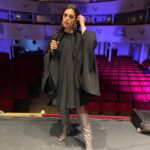 Margherita Vicario Instagram - É successa una cosa strana: il film Gloria! é uscito dallo schermo e s’é materializzato nella vita vera: abbiamo fatto un concerto in Chiesa a Molfetta, metà pubblico un po’ basito, l’altra metà trascinato dal rito. É stato divertente. Alla fine hanno rimbombato le mura ed erano tutti contenti. Ho pensato diverse volte durante queste prime tre date del tour, in questo eccesso di vitalità, che se fossi nata 4/5 secoli fa, m’avrebbero tranquillamente bruciato su un bel rogo! Chissà, magari non avrei avuto il coraggio di essere una vera strega…con la mia piantina nel vaso, lo sguardo di sguincio etcetc…Comunque ho suonato con la meravigliosa @orchestra_magna_grecia che mi ha fatto piangere 8/9 volte, come quando ho sentito per la prima volta Castagne con gli arrangiamenti di @giovannipallotti e del Maestro @patti_carmelo ❤️ Grazie a @vivoconcerti @metatronmgmt onnipresente @camilla_monge, ai miei musicisti e la mia squadra tecnica che ogni volta che li vedo sono felice di stare tra le loro mani. Ah! un grazie speciale alla ragazza che mi ha portato il CIOÉ. Dopo la Messa, ci stava. Le 3500 lire spese meglio della vita. Ci vediamo in tour❤️ PROSSIMA DATA 30 MAGGIO @ateneika_official CAGLIARI CON. BAND!!!
