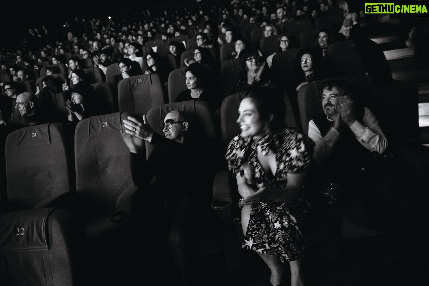 Margherita Vicario Instagram - GLORIA! Γ© a cinema. In tanti cinema. Abbiatene cura, fatelo passare di mano in mano, bocche e orecchie. Gli hanno voluto bene in molti a questa storia. E molti ne fanno parte. Ora anche voi! Grazie, ci vediamo ai saluti in sala saranno tanti e in tutta Italia. Guardateli sulla pagina di @01distribution Io cerco di aggiornarvi sempre Grazie vi voglio bene. A dopo! Grazie @sara_sabatino per aver immortalato questo momento. ποΈποΈποΈποΈποΈ @tempestafilm @rai_cinema