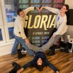 Margherita Vicario Instagram - E non sai quanto ti voooooo glio bene…. Post dedicato agli amici, per come mi fanno sentire. I biglietti del nuovo tour che partirà a maggio sono disponibili dappertutto. GLORIA! il film esce l’11 aprile al cinema, c’è tantissimo lavoro ancora da fare e tantissimo ne è stato fatto e non vedo l’ora possiate vederlo tutti. Il mondo intorno è sempre più complicato e doloroso. Mi riguardo le foto felici e guardo a domani. Baci