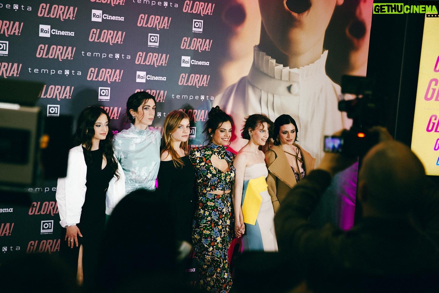 Margherita Vicario Instagram - GLORIA! Γ© a cinema. In tanti cinema. Abbiatene cura, fatelo passare di mano in mano, bocche e orecchie. Gli hanno voluto bene in molti a questa storia. E molti ne fanno parte. Ora anche voi! Grazie, ci vediamo ai saluti in sala saranno tanti e in tutta Italia. Guardateli sulla pagina di @01distribution Io cerco di aggiornarvi sempre Grazie vi voglio bene. A dopo! Grazie @sara_sabatino per aver immortalato questo momento. ποΈποΈποΈποΈποΈ @tempestafilm @rai_cinema