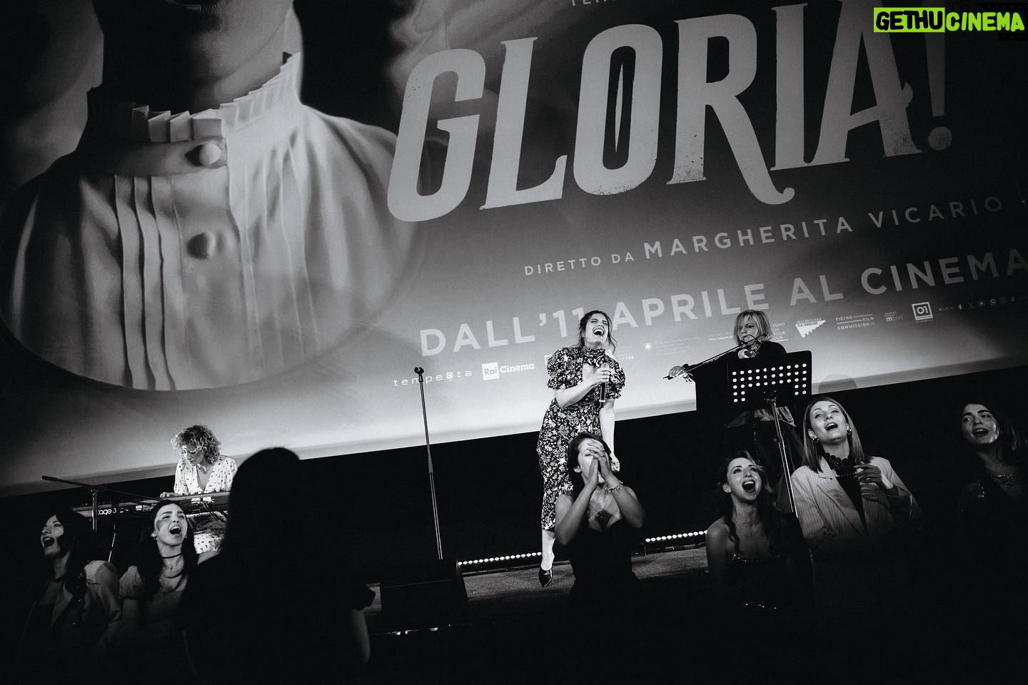 Margherita Vicario Instagram - GLORIA! Γ© a cinema. In tanti cinema. Abbiatene cura, fatelo passare di mano in mano, bocche e orecchie. Gli hanno voluto bene in molti a questa storia. E molti ne fanno parte. Ora anche voi! Grazie, ci vediamo ai saluti in sala saranno tanti e in tutta Italia. Guardateli sulla pagina di @01distribution Io cerco di aggiornarvi sempre Grazie vi voglio bene. A dopo! Grazie @sara_sabatino per aver immortalato questo momento. ποΈποΈποΈποΈποΈ @tempestafilm @rai_cinema