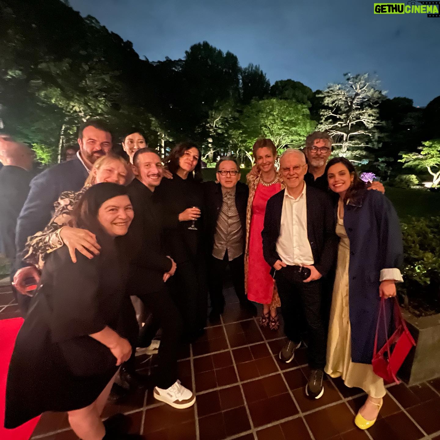 Margherita Vicario Instagram - Tokyo parte 1 🇯🇵🕊️ Grazie Gloria! Grazie Filmitalia, grazie Cinecittà, grazie Carla, Monique, Rossella, Nicola, Maria, Yukari, Atzco. Daniele, Andrea, Ginevra, Paolo, Fabio, Laura, Edoardo, Sofia, Elena, Chiara, Daniele, Giulia, Fulvio, Valentina…l’Ambasciatore, il Maestro Umebayashi. Francesco🍣 e tutti i giapponesi che sono venuti alle nostre proiezioni del Festival di Cinema Italiano a Tokyo, questa bellíssima città piena di strambezze, la torre delle cazzate, la pace dei templi, i puncake. Domani un bel Tokyo-Taranto. E poi orchestra! vai Gloria! piccoletta . @tempestafilm @rai_cinema