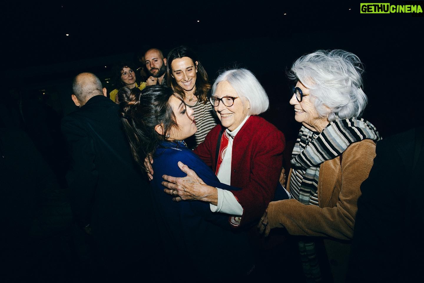 Margherita Vicario Instagram - GLORIA! Γ© a cinema. In tanti cinema. Abbiatene cura, fatelo passare di mano in mano, bocche e orecchie. Gli hanno voluto bene in molti a questa storia. E molti ne fanno parte. Ora anche voi! Grazie, ci vediamo ai saluti in sala saranno tanti e in tutta Italia. Guardateli sulla pagina di @01distribution Io cerco di aggiornarvi sempre Grazie vi voglio bene. A dopo! Grazie @sara_sabatino per aver immortalato questo momento. ποΈποΈποΈποΈποΈ @tempestafilm @rai_cinema