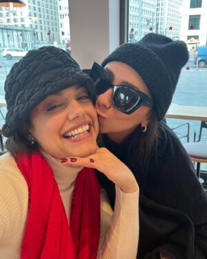 Margherita Vicario Instagram - E non sai quanto ti voooooo
glio bene….
Post dedicato agli amici, per come mi fanno sentire. 
I biglietti del nuovo tour che partirà a maggio sono disponibili dappertutto.
GLORIA! il film esce l’11 aprile al cinema, c’è tantissimo lavoro ancora da fare e tantissimo ne è stato fatto e non vedo l’ora possiate vederlo tutti. Il mondo intorno è sempre più complicato e doloroso. Mi riguardo le foto felici e guardo a domani.
Baci