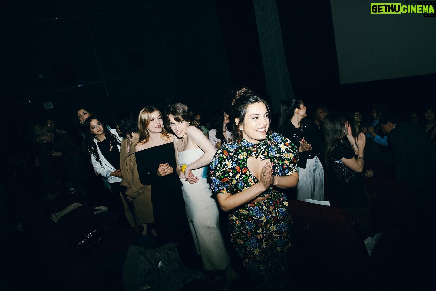 Margherita Vicario Instagram - GLORIA! Γ© a cinema. In tanti cinema. Abbiatene cura, fatelo passare di mano in mano, bocche e orecchie. Gli hanno voluto bene in molti a questa storia. E molti ne fanno parte. Ora anche voi! Grazie, ci vediamo ai saluti in sala saranno tanti e in tutta Italia. Guardateli sulla pagina di @01distribution Io cerco di aggiornarvi sempre Grazie vi voglio bene. A dopo! Grazie @sara_sabatino per aver immortalato questo momento. ποΈποΈποΈποΈποΈ @tempestafilm @rai_cinema