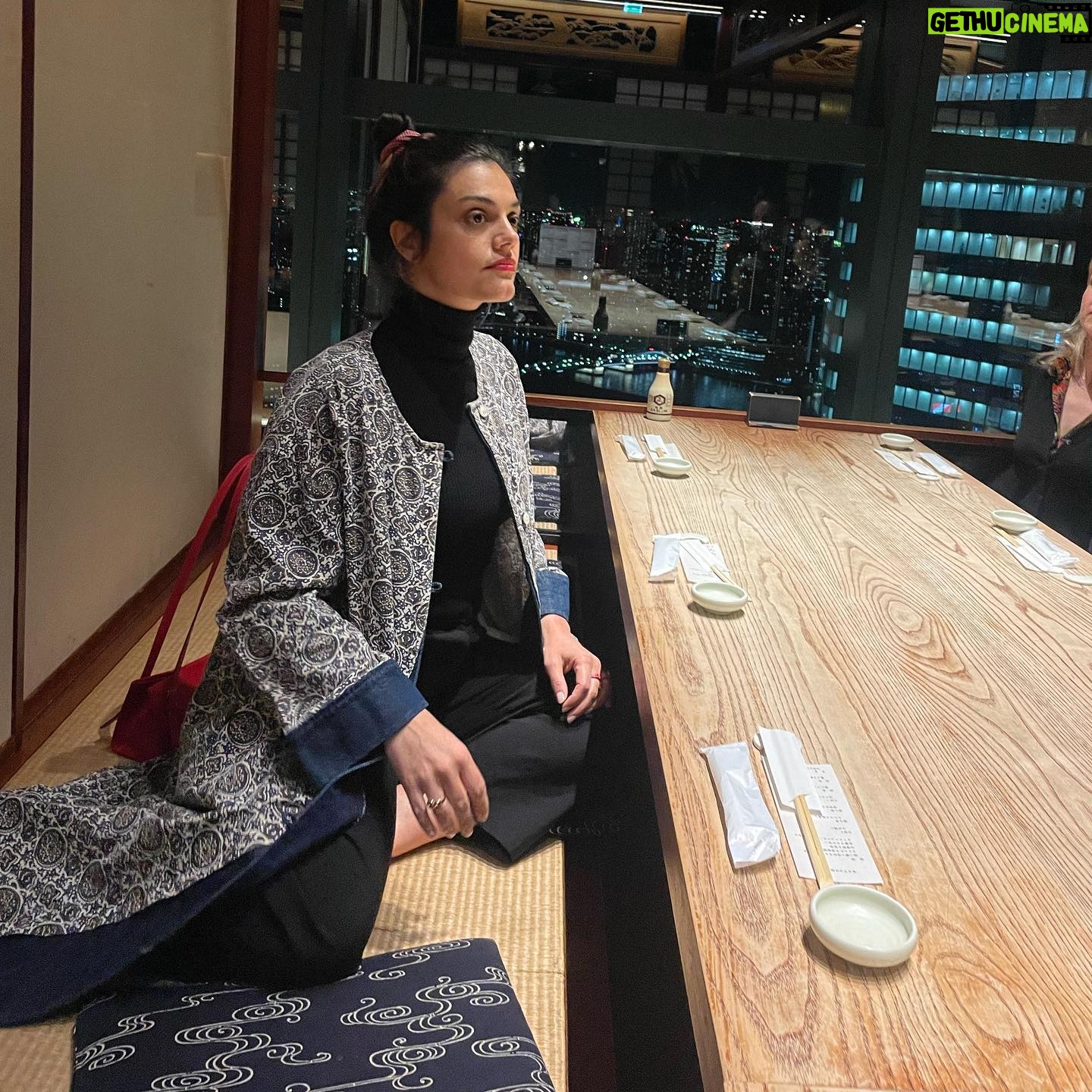 Margherita Vicario Instagram - Tokyo parte 1 🇯🇵🕊️ Grazie Gloria! Grazie Filmitalia, grazie Cinecittà, grazie Carla, Monique, Rossella, Nicola, Maria, Yukari, Atzco. Daniele, Andrea, Ginevra, Paolo, Fabio, Laura, Edoardo, Sofia, Elena, Chiara, Daniele, Giulia, Fulvio, Valentina…l’Ambasciatore, il Maestro Umebayashi. Francesco🍣 e tutti i giapponesi che sono venuti alle nostre proiezioni del Festival di Cinema Italiano a Tokyo, questa bellíssima città piena di strambezze, la torre delle cazzate, la pace dei templi, i puncake. Domani un bel Tokyo-Taranto. E poi orchestra! vai Gloria! piccoletta . @tempestafilm @rai_cinema