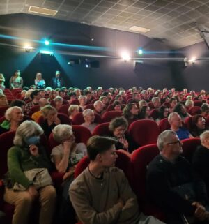 Margherita Vicario Instagram - Grazie @festivaldufilmdedemain 🇫🇷 e @louisjulienpetit per questi due premi (❤️ de la meilleure musique avec @_______dade - @widerstudiomusic et ❤️de la meilleure mise en scéne). Grazie @nour_films per avermi accompagnata in questo giro di anteprime in lungo e in largo per la Francia. 
Ci manca ancora la prossima settimana.
Domani sarà finalmente disponibile  il vinile di Gloria! 
E domani ci vediamo anche allo @sherwood_festival, inauguriamo l’inizio di questa edizione, ne sono contenta eprche é  un festival che amo (basta 1 euro). 
Continuano a succedere tragedie, vicine e lontane, mondiali e private, di fronte alle quali mi sento sempre più impotente e minuscola ma posso solo scrivere, cantare, amare sempre di piú, ma soprattutto andare a votare @fermiamolicolvoto.it 
Poi torno in Francia: sarò a Parigi 11-12-13 giugno a presentare Gloria! Info francesi su @nour_films 
Il 18 giugno canterò con l’orchestra @lacorelli al @ravennafestival , per chi é li intorno: dovete venire é un concerto in cui si gode dall’inizio alla fine. 
Lo so, sono tante cose tutte insieme. É tardi. Mettete i cuoricini, venite ai concerti, comprate i vinili, andate al cinema, leggete , fate l’amore, fate come volete, andate a votare. 
Vi voglio bene 
Ciao mamma ti amo
A domani
Abaue’