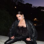 Margo Dumas Instagram - Звичайні осінні фотокартки 🌚🍂 Outfit check: Top @keepstyle Pants @calzedonia Shoes @stevemadden Jacket - second hand
