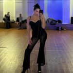 Margo Dumas Instagram - За 3 місяці депресії після переїзду до Лондону я мало чого відчувала та розповідала тут. Але взяла за правило, кожного разу коли зі мною знов тряпляються барвисті відчуття - фіксувати це.🎨 Ось що вийшло зафіксувати в Березні 🌸 1. Після вечора з @caradelevingne , де вона грала головну роль у мюзиклі Кабаре в @kitkatclubldn , який ставлять по всьому світу з 1966. Було топ!🔥 2. Моя перша спроба танцювати heels (колись і вам покажу у сторіз)👠 3. Коханий @maxnitro92 подарував лілії і попросив розквітати разом з ними🤍 4. Одинокий день у Лісабоні, мить коли в перше за 3 місяці прорізалось яскраве відчуття щастя, як смак після ковіду💫 5. Мій трушний британський дім 🇬🇧 6. Мить, коли вперше побачила башню Єлізавети такою 😍🌟 7. «Не так уж тут і погано, у вашому Лондоні» 8. 📍Seven Sisters cliffs. Один з самих гарних днів в Березні, на фото з @kiraereminaa1 яка надихнула мене на цю рубрику. Дякую. 😘 9. Сивий покидьок 🥲👵🏼 10. «Не так уж тут і погано, у вашому Лондоні» 2* І в завершення скажу. Відчувати це кайф. І позитивне, і негативне. Бо не відчувати це піз🏠ець.
