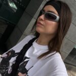 Margo Dumas Instagram - За 3 місяці депресії після переїзду до Лондону я мало чого відчувала та розповідала тут. Але взяла за правило, кожного разу коли зі мною знов тряпляються барвисті відчуття - фіксувати це.🎨 Ось що вийшло зафіксувати в Березні 🌸 1. Після вечора з @caradelevingne , де вона грала головну роль у мюзиклі Кабаре в @kitkatclubldn , який ставлять по всьому світу з 1966. Було топ!🔥 2. Моя перша спроба танцювати heels (колись і вам покажу у сторіз)👠 3. Коханий @maxnitro92 подарував лілії і попросив розквітати разом з ними🤍 4. Одинокий день у Лісабоні, мить коли в перше за 3 місяці прорізалось яскраве відчуття щастя, як смак після ковіду💫 5. Мій трушний британський дім 🇬🇧 6. Мить, коли вперше побачила башню Єлізавети такою 😍🌟 7. «Не так уж тут і погано, у вашому Лондоні» 8. 📍Seven Sisters cliffs. Один з самих гарних днів в Березні, на фото з @kiraereminaa1 яка надихнула мене на цю рубрику. Дякую. 😘 9. Сивий покидьок 🥲👵🏼 10. «Не так уж тут і погано, у вашому Лондоні» 2* І в завершення скажу. Відчувати це кайф. І позитивне, і негативне. Бо не відчувати це піз🏠ець.