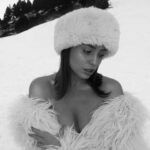 Margo Dumas Instagram – Вихідні з ароматом багаття у волоссі та присмаком імбирного чаю у роті. Зі звуком сміху та скрипом дерев’яної підлоги. З відчуттям згорівших щік і посмішки на холодних губах. 

Три години від Барселони та ти в сніжній морозній казці – світ не перестає мене дивувати. 🥹❄️