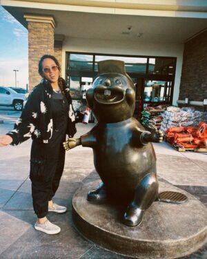 Margot Bingham Instagram - Ain’t no party like a #Buccees party cuz a #Buccees party don’t stooooop😎🦦

#TexasDump 

P.S. come say hi to me this weekend @pensacolapensacon 🥰