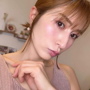 Mari Okamoto Instagram - 【メイク】青みピンクで春メイク🌸
かわいすぎて辛い🥹 

私の投稿にも使用動画のせたけで、
@etvos.jp にカラーレビューアップされてるよ♡

【使用カラー】

ETVOS ミネラルプレストチーク
シアーライラック(限定)

ETVOS ミネラルウォータリーシャドー(限定発売)
ペタルフィズ

ETVOS ミネラルシアーマットルージュ
プラムピンク　

【新発売】

ETVOS ミネラルセバムレスベール(限定発売)
¥3,520(税込)
※2023年5月1日（水）発売
#フェイスパウダー #毛穴レス #メイク直し #レフ粉

ETVOS ミネラルウォータリーシャドー(限定発売)
ソルベパール
ブロンズシャイン
ピーチベージュ
ペタルフィズ
¥3,300(税込)
※2023年5月1日（水）発売
#リキッドアイシャドウ #ラメアイシャドウ #シングルアイシャドウ #じゅわびたウォータリーシャドー

ETVOS ミネラルプレストチーク
シアーライラック(限定)
カッパーピンク
ティーベージュ
アーバンシェード
各¥4,180(税込)
※2023年5月1日（水）発売
#チーク #ブラッシュ #ハイライト #シェーディング
#透明感爆誕

#提供