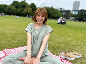 Mari Okamoto Instagram - #新宿御苑 でリフレッシュ🍃
疲れた時に行きたくなる場所です☺️

来週は、グランピングに行くので、
明日からめちゃくちゃ頑張れそうです😭